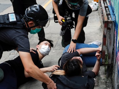 La policía detiene a varios jóvenes este miércoles durante una marcha contra la nueva ley de Seguridad Nacional para Hong Kong.