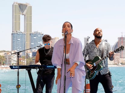 La cantante Ruth Lorenzo actúa durante el acto en el que la Generalitat Valenciana, Benidorm y RTVE han anunciado la firma de un protocolo de colaboración para la celebración de un evento musical que designe al representante español en Eurovisión.