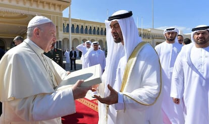 El papa Francisco junto al príncipe heredero de Abu Dabi, Mohammed bin Zayed al Nahyan, en Abu Dabi (Emiratos Árabes Unidos). 