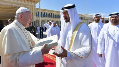 El papa Francisco junto al príncipe heredero de Abu Dabi, Mohammed bin Zayed al Nahyan, en Abu Dabi (Emiratos Árabes Unidos). 