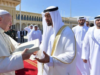 El papa Francisco junto al príncipe heredero de Abu Dabi, Mohammed bin Zayed al Nahyan, en Abu Dabi (Emiratos Árabes Unidos).
