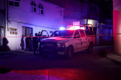 Policías en la escena donde fue asesinado Alejandro Arcos, en Chilpancingo.