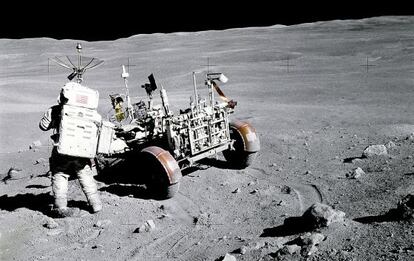 Charles Duke pasea sobre la Luna el 22 de abril de 1972