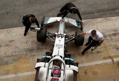El coche Mercedes de Lewis Hamilton, en un test en Barcelona.