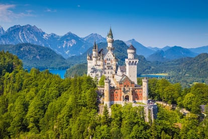 Luis II de Baviera, el Rey Loco, mandó construir el castillo de Neuschwanstein (literalmente La nueva piedra del cisne) en 1866, como refugio en el que alejase del mundo. Siete semanas después de su muerte, en 1886, abrió al público. Esta fantasía romántica situada en los Alpes bávaros, versión idealizada de un castillo medieval alemán, incorpora muchos elementos modernísimos para la época: calefacción central, luz eléctrica, agua corriente caliente y fría y hasta una línea telefónica. Es el edificio más fotografiado de Alemania y recibe 1,4 millones de visitantes al año. Muchos creerán haber entrado en un parque Disney, y hasta puede que esperen toparse con la Bella Durmiente en alguno de sus magníficos salones. www.neuschwanstein.de