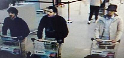 Circuito interno del aeropuerto de Bruselas en el que se ve a los tres sospechosos del atentado perpetrado ayer.