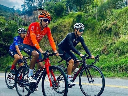 Bernal, con maillot naranja, pedaleaba el pasado domingo.