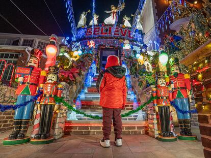 Decoración navideña en las casas del barrio de Dyker Heights, en Nueva York.