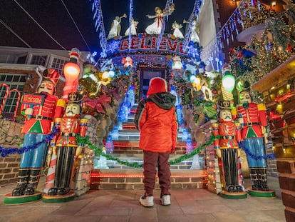 Decoración navideña en las casas del barrio de Dyker Heights, en Nueva York.