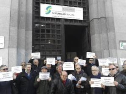 La Unión de Jubilados y Pensionistas de UGT Aragón entrega 120 reclamaciones contra la revalorización de las pensiones de 2012 en la administración de la Seguridad Social de Zaragoza. EFE/Archivo