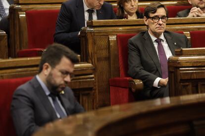 Salvador Illa observa a Pere Aragonès, durante una sesión del Parlament.