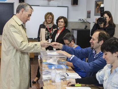 Ramón Jáuregui vota en los comicios europeos en su colegio electoral de Vitoria.