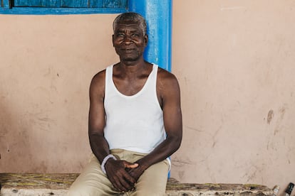 "Nos están matando lentamente. Una comunidad como esta vive de la pesca y es imposible hacer frente a los grandes barcos pesqueros de propiedad china. Hace diez años podíamos comer toda la familia con mi sueldo, ahora mi mujer y mis tres hijos están obligados a trabajar para poder echarnos algo a la boca", denuncia Peter Akpesis, capitán de la barca Believe y residente en la región de Ada (Ghana).