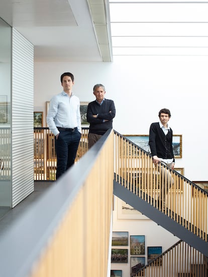 Enric Batlle (padre, 68 años), secundado por sus hijos, Joan (izquierda, 33 años) y Josep (31 años), en la sede del estudio de arquitectura Batlle i Roig, en Esplugues de Llobregat, Barcelona.