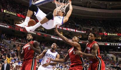 Carter-Williams machaca ante los jugadores de los Heat.