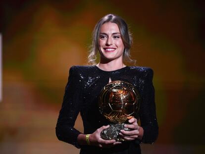 Alexia Putellas posa tras recibir el premio Balón de Oro femenino, este lunes en París. 