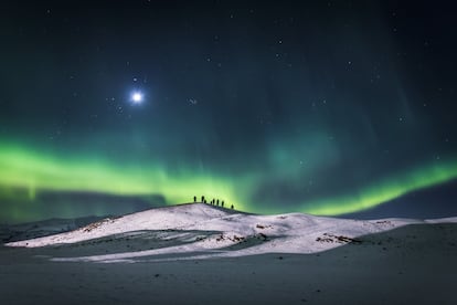 Para los vikingos, las auroras boreales eran reflejos de las armaduras de las valquirias. Luego la ciencia despojó a este fenómeno de su carácter mágico, pero no de su fascinación. En Islandia resplandecen muchas noches entre septiembre y abril, siempre que la Luna y las luces artificiales no estorben demasiado la oscuridad y no haya nubes. La agencia meteorológica islandesa ofrece incluso una previsión de su visibilidad. En la imagen, la aurora boreal sobre el glaciar de Breiðamerkurjökull, ubicado en el sudeste del país.