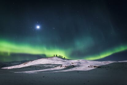 Para los vikingos, las auroras boreales eran reflejos de las armaduras de las valquirias. Luego la ciencia despojó a este fenómeno de su carácter mágico, pero no de su fascinación. En Islandia resplandecen muchas noches entre septiembre y abril, siempre que la Luna y las luces artificiales no estorben demasiado la oscuridad y no haya nubes. La agencia meteorológica islandesa ofrece incluso una previsión de su visibilidad. En la imagen, la aurora boreal sobre el glaciar de Breiðamerkurjökull, ubicado en el sudeste del país.