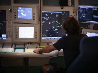 Controlador aéreo trabaja en el centro de control de la region este en Gavá (Barcelona).