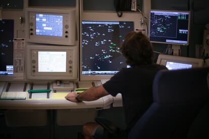 Controlador aéreo trabaja en el centro de control de la region este en Gavá (Barcelona).