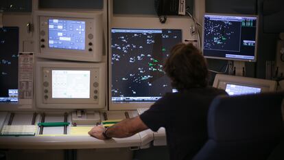 Controlador aéreo trabaja en el centro de control de la region este en Gavá (Barcelona).