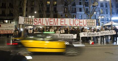 Protesta de los trabajadores del Liceo a las puertas del teatro antes del inicio de la función de estreno de la versión de "El lago de los cisnes" del bailarín Ángel Corella.