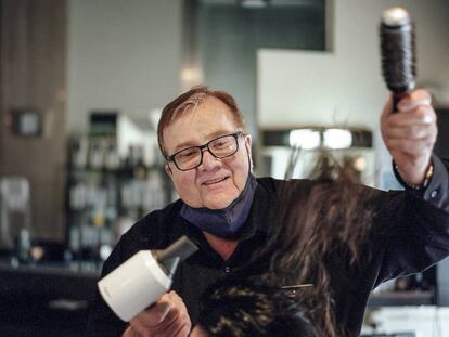 Eivind Bjerke en su peluquería en Washington.