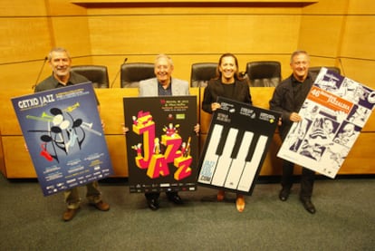 Desde la izquierda, los directores del los festivales de Getxo, Vitoria y San Sebastián, Iñaki Saitua, Iñaki Añua y Miguel Martín, y la directora de Turismo, Isabel Muela, ayer en la presentación de los tres certámentes en Bilbao.
 Santiago Rodríguez del Hoyo junto a una de sus obras.