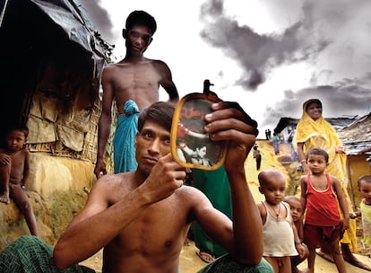 Escenas cotidianas de rohingyas. Las condiciones higiénicas del campo de refugiados de de Kutupalong (Bangladesh) son muy básicas.
