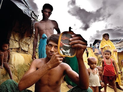 Escenas cotidianas de rohingyas. Las condiciones higiénicas del campo de refugiados de de Kutupalong (Bangladesh) son muy básicas.
