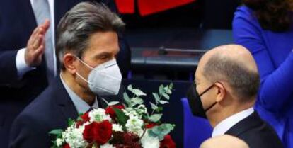 El designado canciller alemán Olaf Scholz recibe flores durante la sesión del parlamento alemán Bundestag.