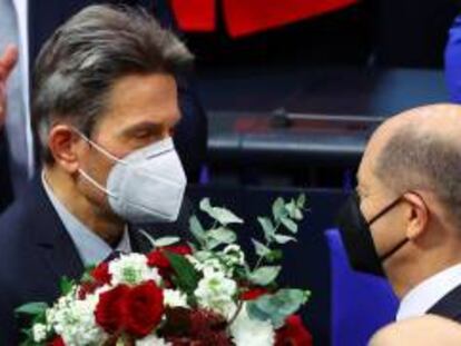 El designado canciller alemán Olaf Scholz recibe flores durante la sesión del parlamento alemán Bundestag.