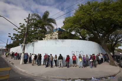 Esta manhã, em São Bernardo do Campo, eleitores aguardam a abertura de um colégio eleitoral.