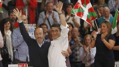 Rubalcaba (izquierda) y Patxi López saludan a los asistentes a su mitin en Vitoria.