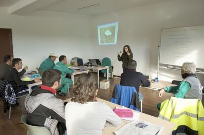 Alumnos en el curso de formaci&oacute;n en aprovechamiento forestal en Pi&ntilde;or.  /  NACHO G&Oacute;MEZ