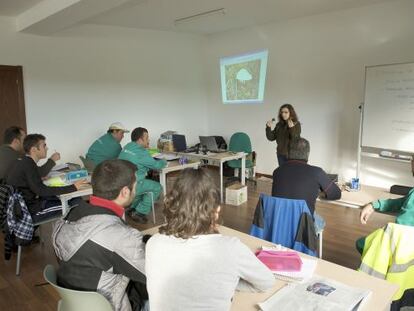 Alumnos en el curso de formaci&oacute;n en aprovechamiento forestal en Pi&ntilde;or.  /  NACHO G&Oacute;MEZ