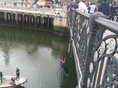 Una mujer cuelga sobre la ría de Bilbao en contra de las agresiones sexistas.