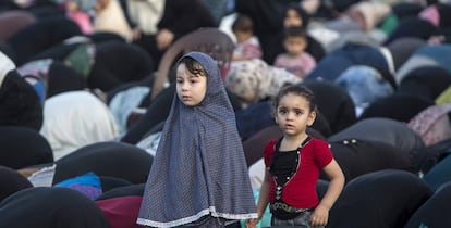 Ni&ntilde;as palestinas en el rezo del final del Ramad&aacute;n en Gaza.