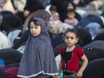 Ni&ntilde;as palestinas en el rezo del final del Ramad&aacute;n en Gaza.