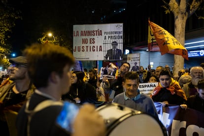 Manifestacion contra la amnistia frente a la sede del PSC en la Calle Pallars de Barcelona.