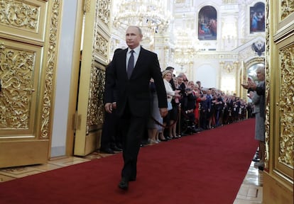 El jefe del Kremlin agradeció a la ciudadanía rusa su unidad y confianza en que "mucho puede cambiarse para mejor". En la imagen, el presidente Vladimir Putin camina por la alfombra roja momentos antes de su toma de posesión en el Kremlin.