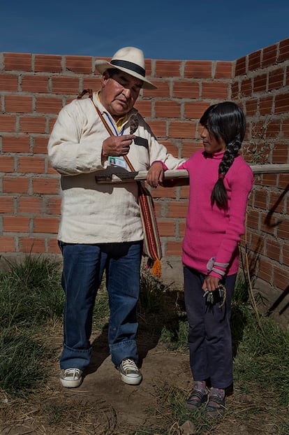 El Dr. Francisco Mamani y su nieta conversan en su casa de la Comunidad de Sica Sica.