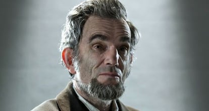 Daniel Day-Lewis, caracterizado como Abraham Lincoln, presidente de EE UU.