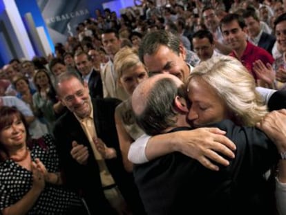 Alfredo Pérez Rubalcaba abraza a su esposa, Pilar Goya.