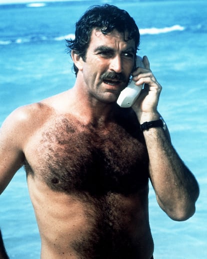 Tom Selleck al teléfono en plena playa en 'Magnum' (1985).