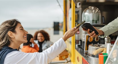 Se trata de una tarjeta sin comisión de emisión ni de mantenimiento que es posible vincular al 'wallet' del móvil, para pagar directamente con él o con el 'smartwatch' en cajeros 'contacless'.