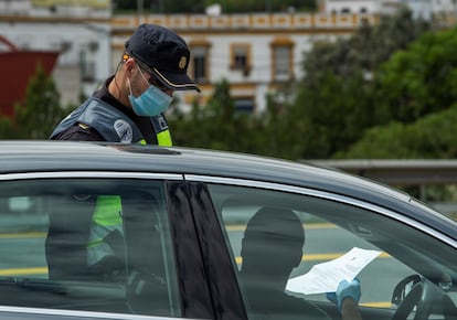 Un agente de la Policía Nacional durante un dispositivo de control de tráfico en la salida de Sevilla a Huelva para evitar desplazamientos innecesarios con motivo del puente de mayo.