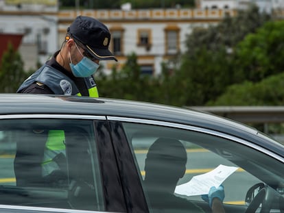 Un agente de la Policía Nacional durante un dispositivo de control de tráfico en la salida de Sevilla a Huelva para evitar desplazamientos innecesarios con motivo del puente de mayo.