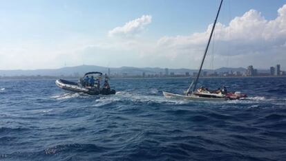 El momento del rescate del catamarán.
