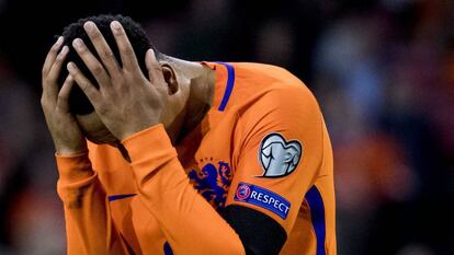 Kenny Tete, se lamenta durante el último partido de Holanda.